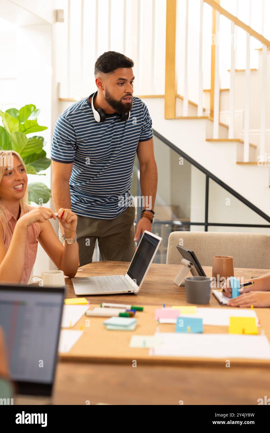 Start-up, collaboration dans un bureau moderne, jeunes professionnels utilisant des ordinateurs portables et des tablettes Banque D'Images