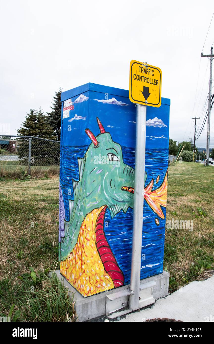 Murale de dragon vert sur le boîtier de contrôle de la circulation électrique à conception Bay South, Terre-Neuve-et-Labrador, Canada Banque D'Images