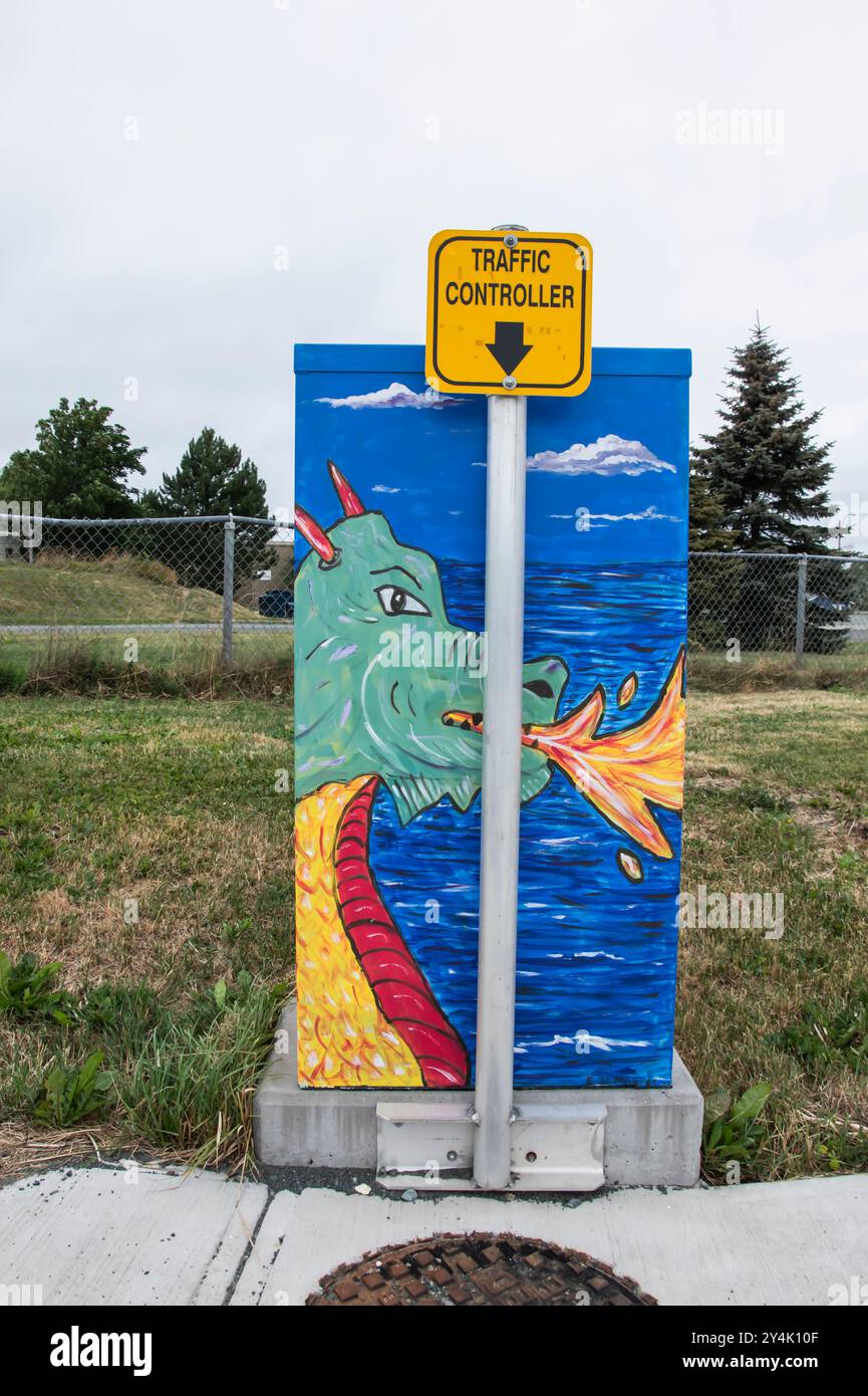 Murale de dragon vert sur le boîtier de contrôle de la circulation électrique à conception Bay South, Terre-Neuve-et-Labrador, Canada Banque D'Images