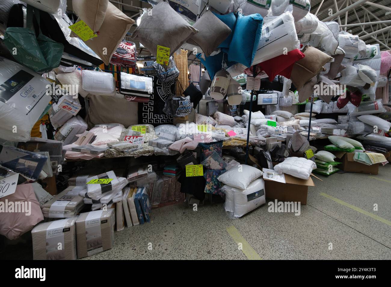 Vue des étals du Bullring Rag Market offrant toutes sortes d'articles de la nourriture aux tissus et vêtements à Birmingham le 18 août 2024 au Royaume-Uni avec : Voir où : Birmingham, Royaume-Uni quand : 18 août 2024 crédit : Oscar Gonzalez/WENN Banque D'Images