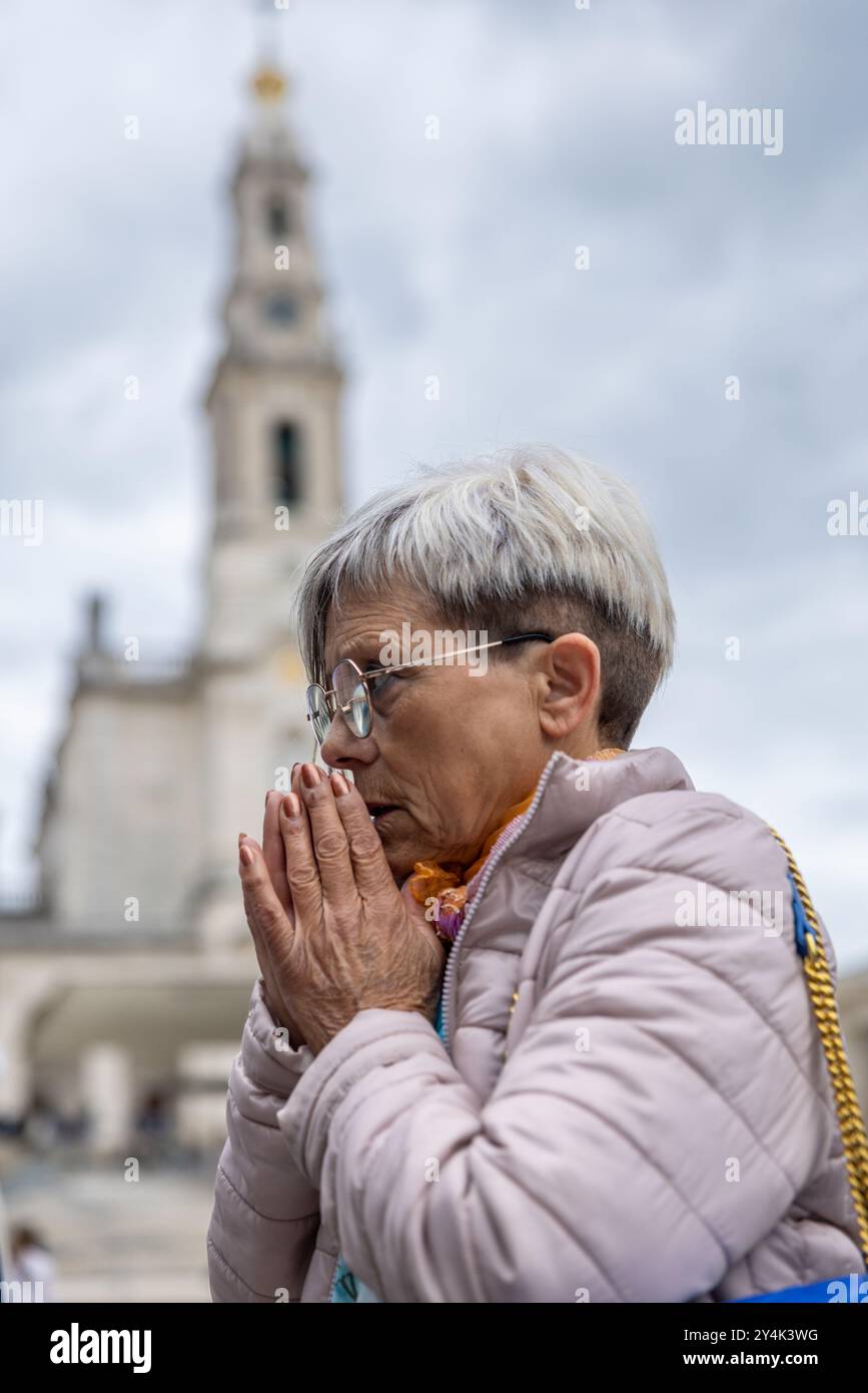 Les pèlerins prient au Sanctuaire de notre-Dame de Fatima où la Vierge Marie est apparue à trois enfants bergers. Banque D'Images