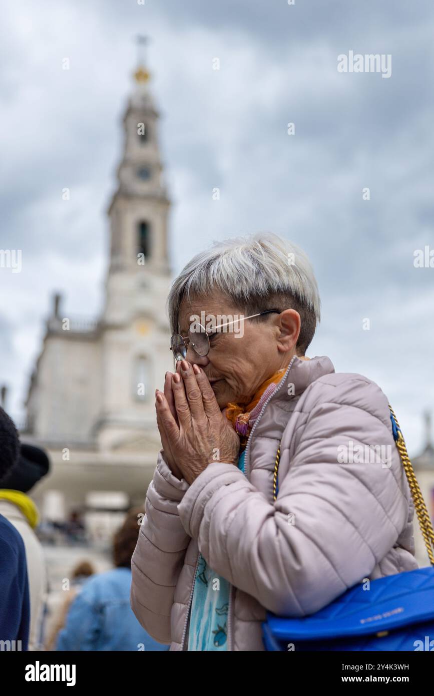 Les pèlerins prient au Sanctuaire de notre-Dame de Fatima où la Vierge Marie est apparue à trois enfants bergers. Banque D'Images