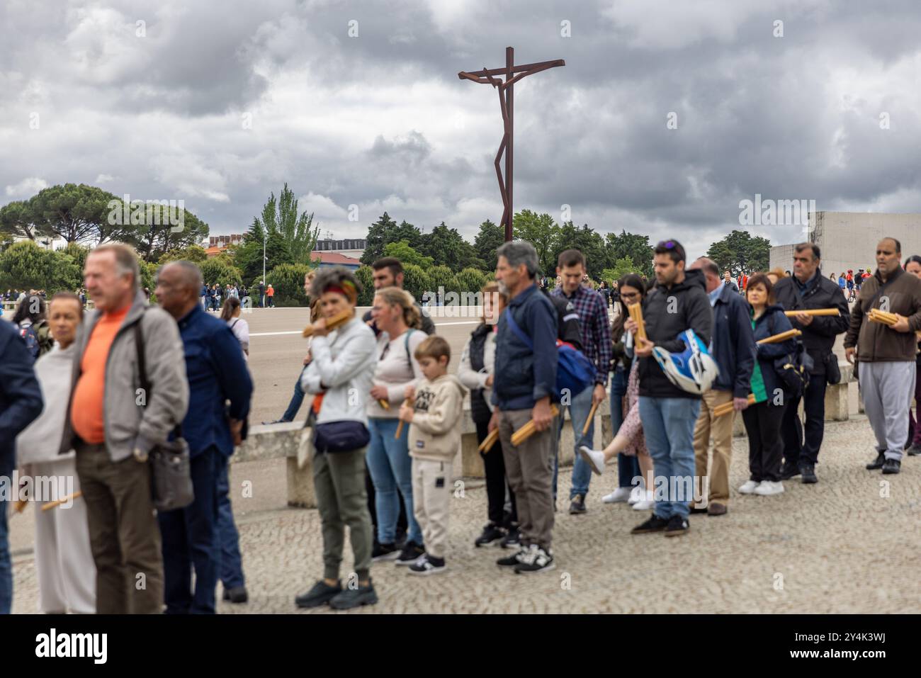 Les P lerins Font La Queue Pour Visiter Le Sanctuaire De Notre Dame De les-p-lerins-font-la-queue-pour-visiter-le-sanctuaire-de-notre-dame-de