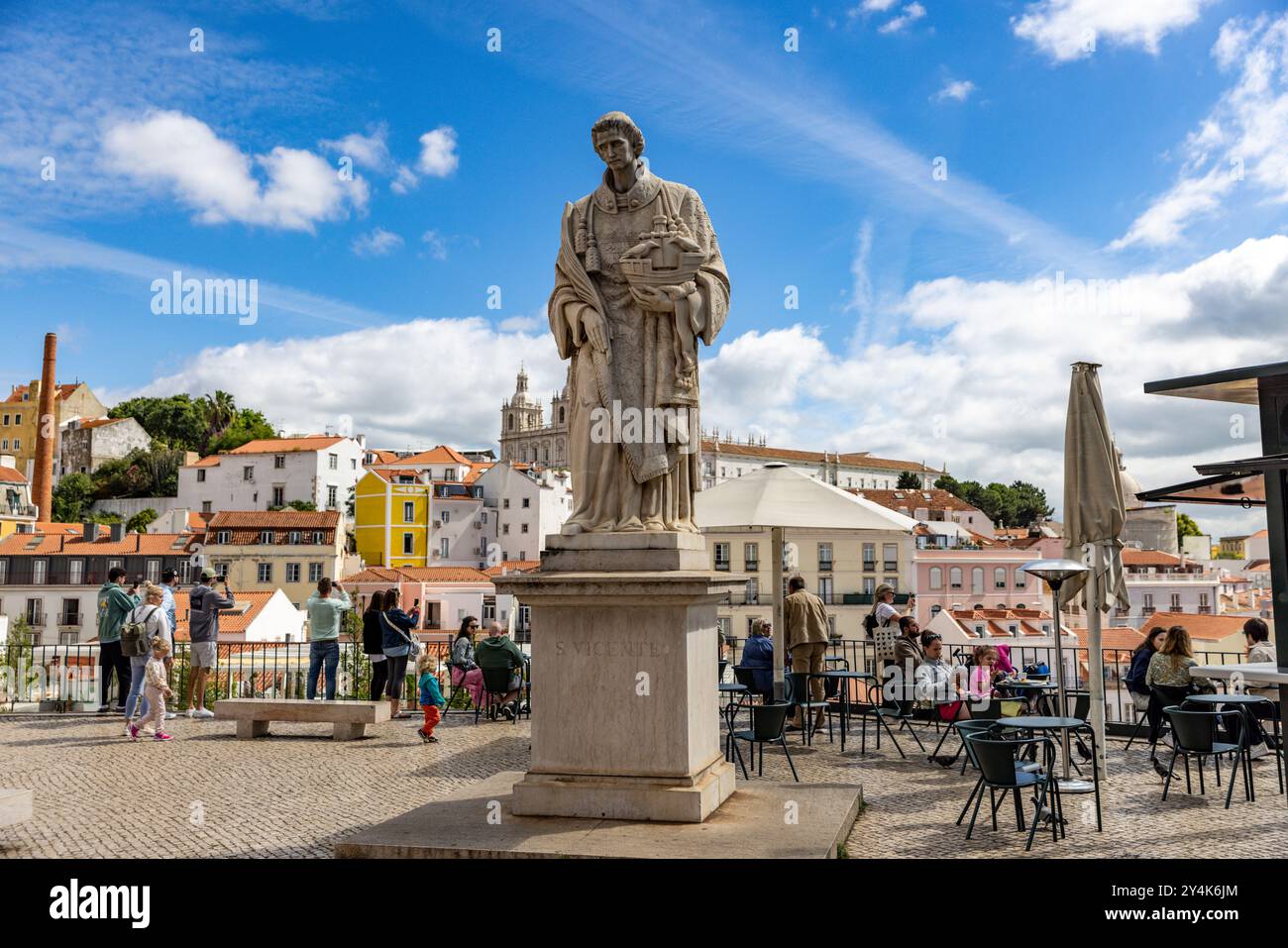 La vie quotidienne dans les rues de Lisbonne, Portugal capturée depuis un siège de fenêtre sur le Tram 28 Banque D'Images