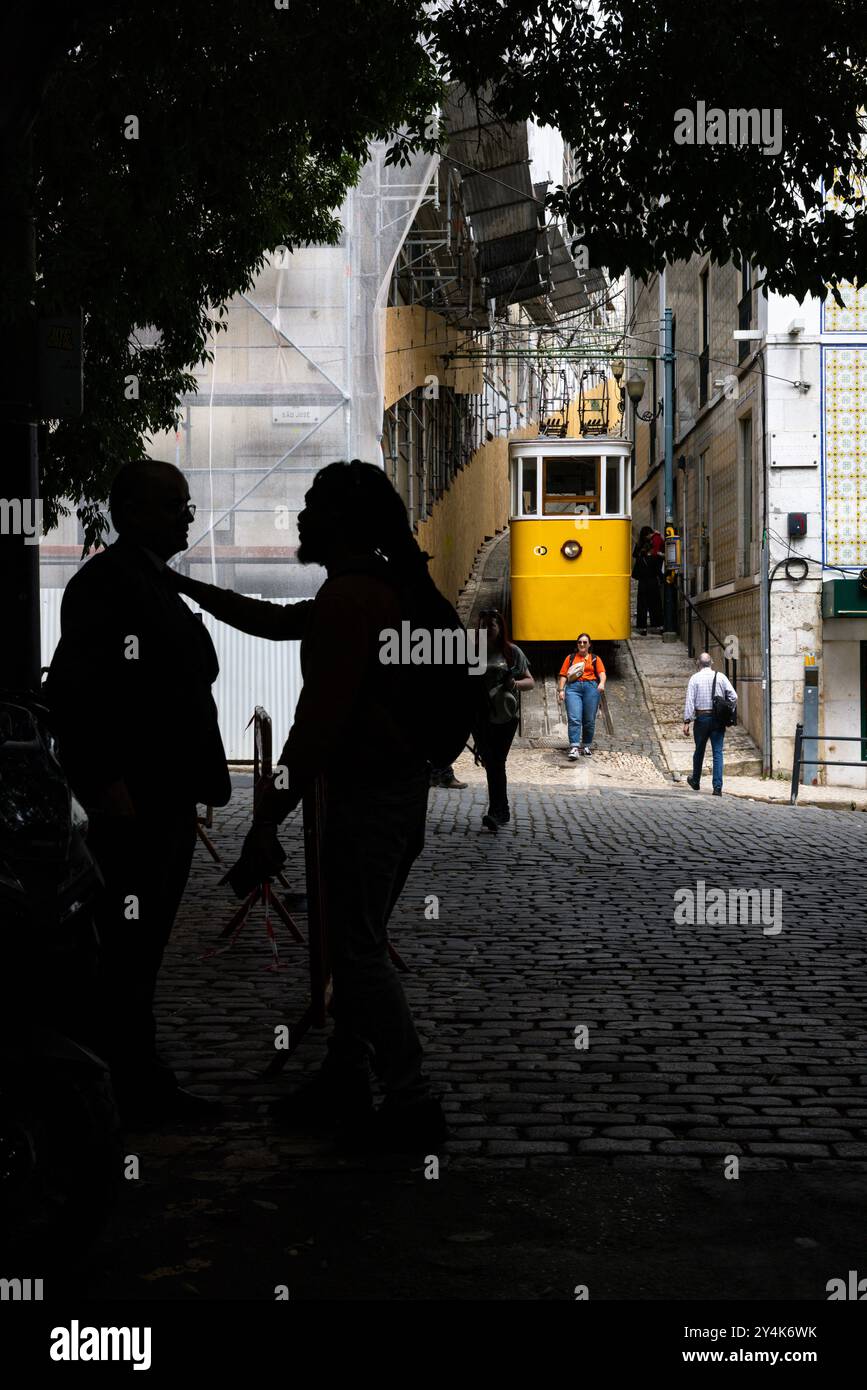 L'Ascensor Lavra est le plus ancien funiculaire de Lisbonne, au Portugal, ayant commencé à transporter des coureurs jusqu'à la colline de Santana en 1884. Banque D'Images