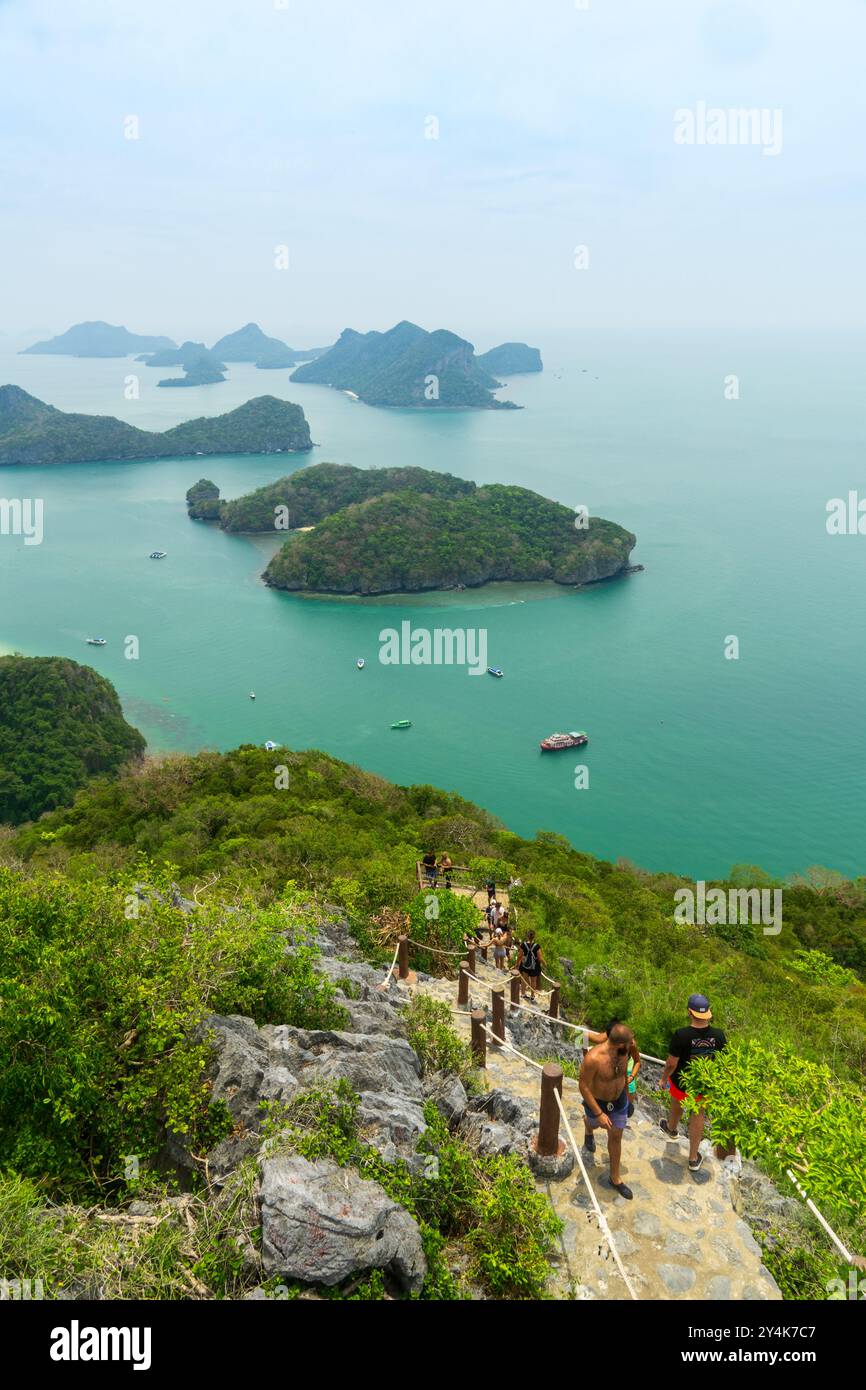 Touristes et panorama de l'archipel de Mu Ko Ang Thong, Parc National, Thaïlande Banque D'Images
