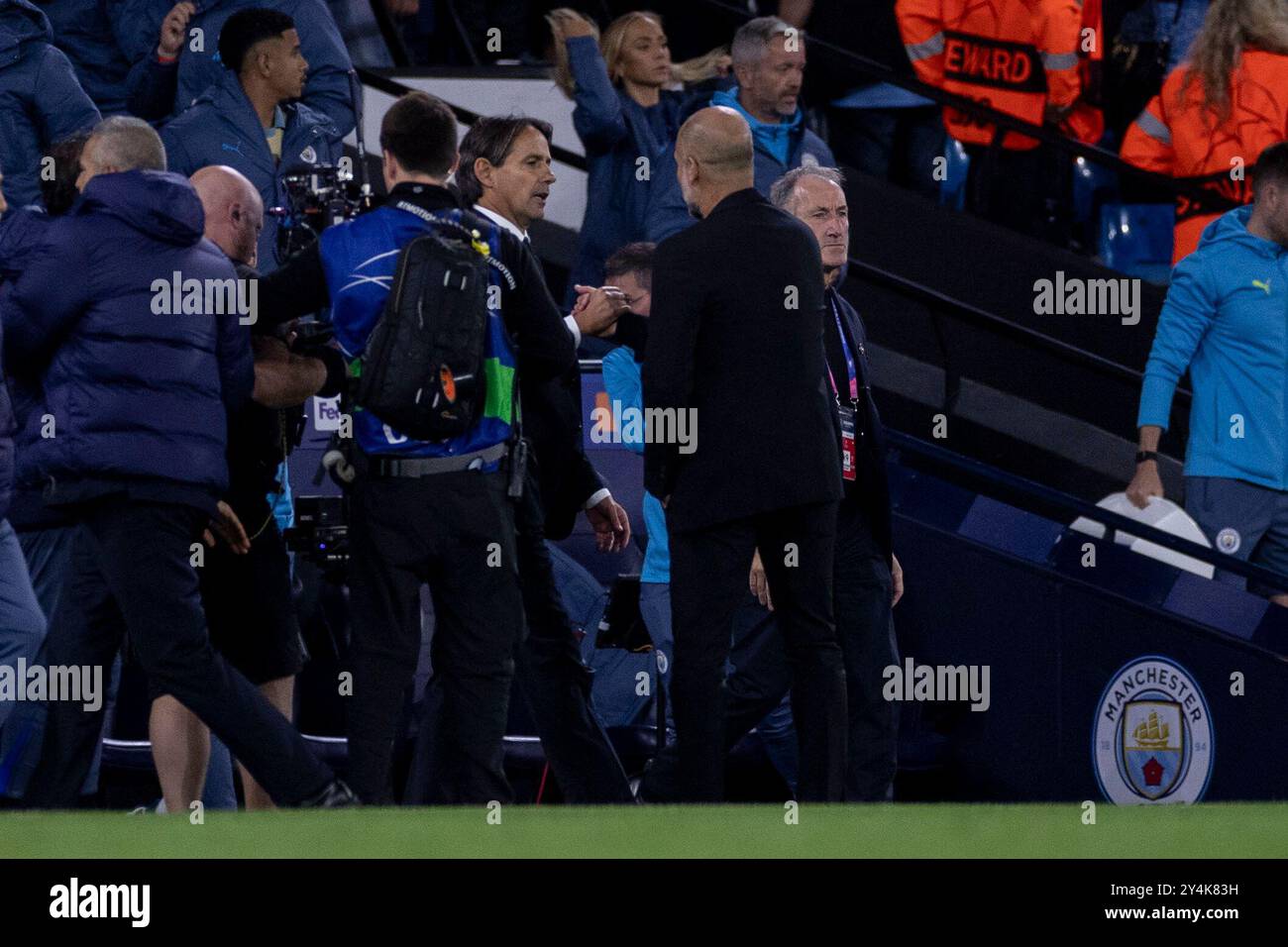 Le manager de Manchester City FC Pep Guardiola et le manager de l'Inter Milan Simone Inzaghi se serrent la main à plein temps lors du match de l'UEFA Champions League Stage match entre Manchester City et le Football Club Internazionale Milano au stade Etihad de Manchester le mercredi 18 septembre 2024. (Photo : Mike Morese | mi News) crédit : MI News & Sport /Alamy Live News Banque D'Images