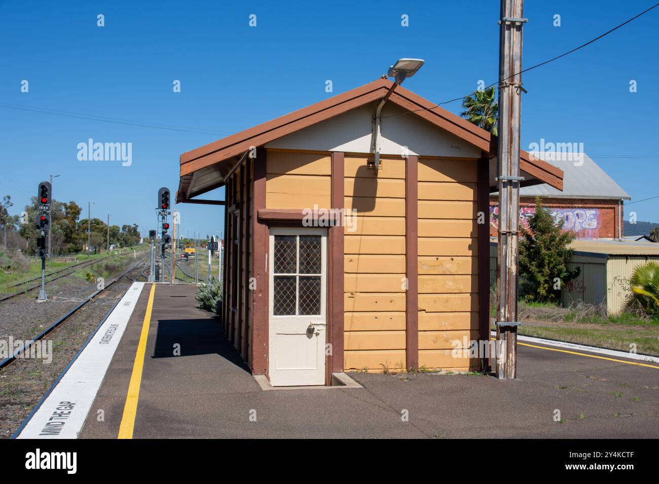 Boîte de signalisation à la fin du quai de chemin de fer à la gare de Werris Creek Australi Banque D'Images