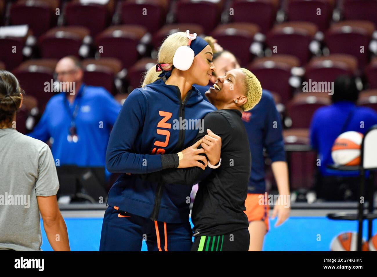 UNCASVILLE, CT - SEPTEMBER 17: Former teammates on the Connecticut Sun, Connecticut Sun guard/forward DiJonai Carrington (21) and Minnesota Lynx guard Courtney Williams (10), embrace before a WNBA game between the Minnesota Lynx and the Connecticut Sun on September 17,2024, at Mohegan Sun Arena in Uncasville, CT. (Photo by Erica Denhoff/Icon Sportswire) (Icon Sportswire via AP Images) Banque D'Images