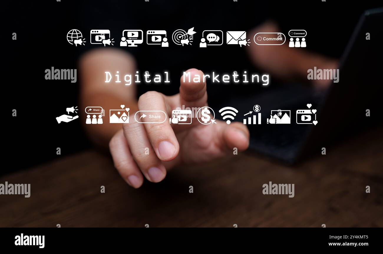 Concept de marketing numérique. Tapotez à la main sur le texte, le marketing numérique, avec des icônes de marketing en ligne par le biais des médias sociaux, e-mail, site Web et autres channe Banque D'Images