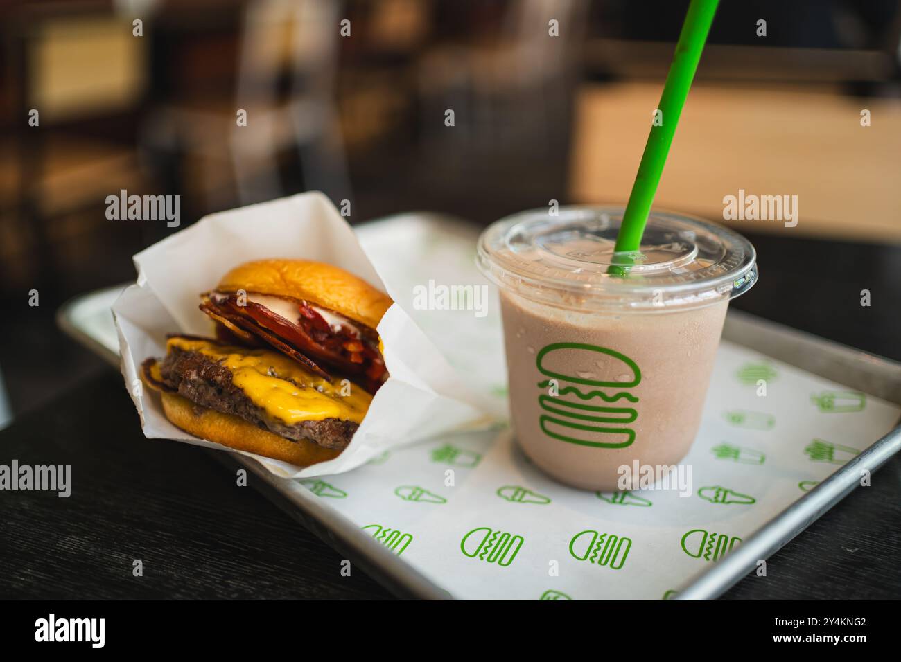 Bangkok, Thaïlande - 21 avril 2024 : Shake Shack est une chaîne de restaurants américaine de New York. Banque D'Images