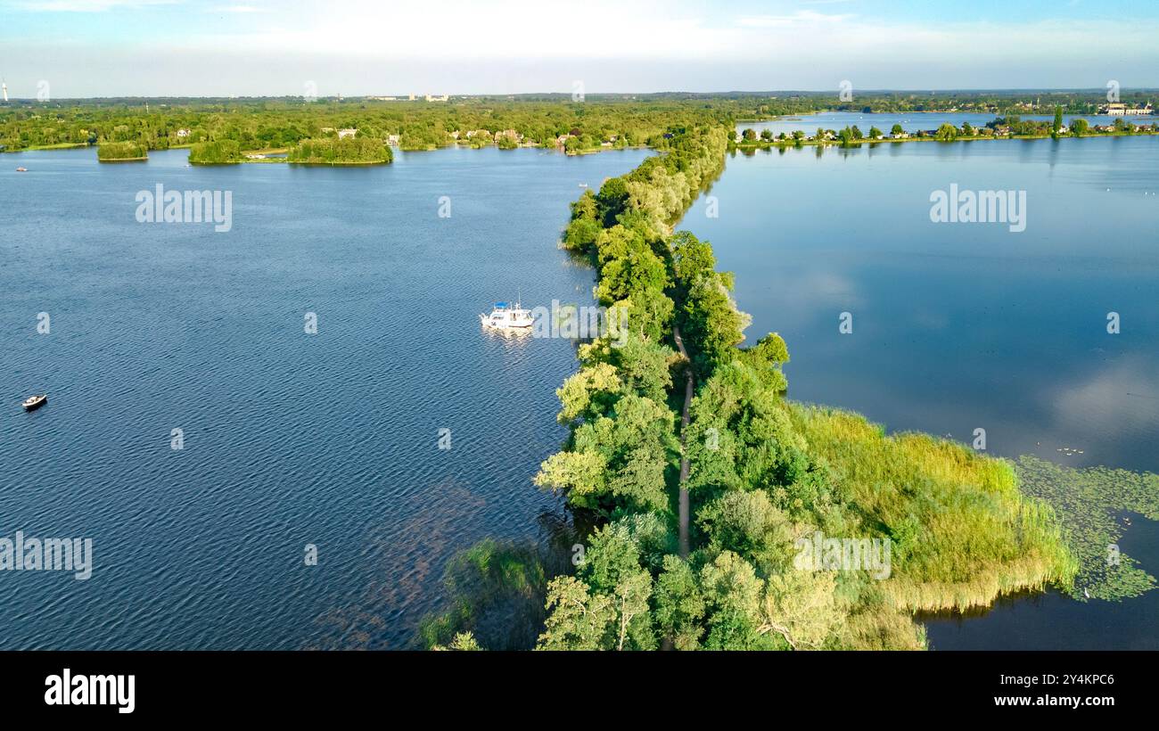 Vue aérienne par drone du chemin sur le barrage dans l'eau de polder vue du dessus, paysage et nature de la Hollande du Nord, pays-Bas Banque D'Images