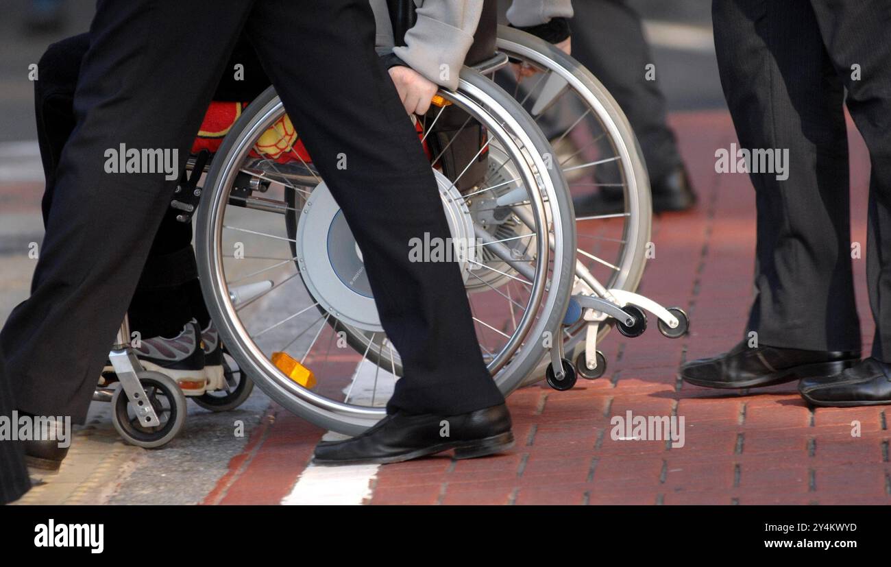 Photo du dossier datée du 21/11/06 d'un patient en fauteuil roulant. Le nombre de personnes en âge de travailler qui demandent des prestations liées à la santé a augmenté de 38 % en quatre ans, selon un rapport de l'Institut d'études fiscales (IFS). Date d'émission : jeudi 19 septembre 2024. Banque D'Images