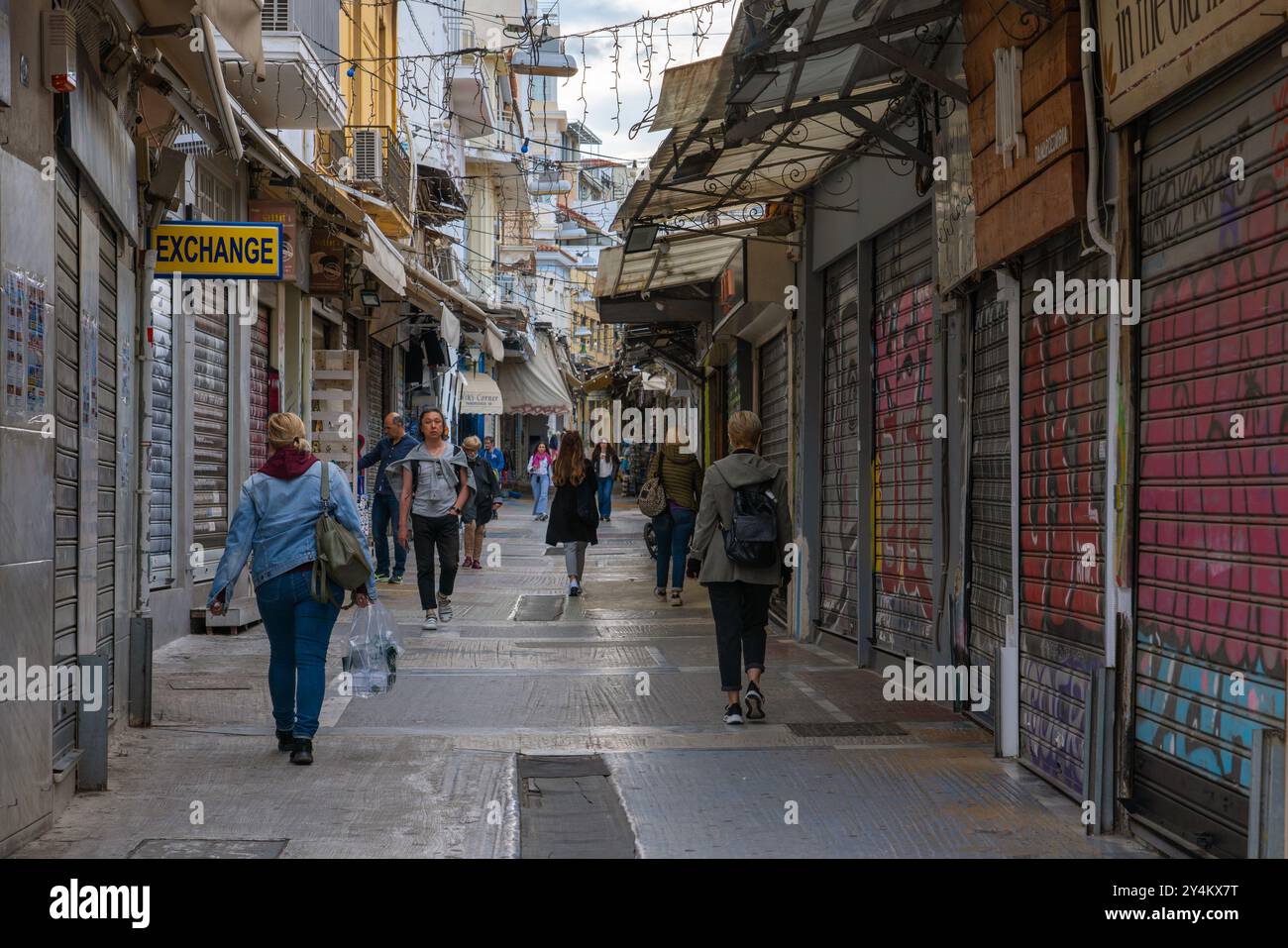 Il s'agit d'une rue de la vieille ville près de la célèbre place Monastiraki, une destination de voyage populaire le 06 mai 2023 à Athènes, en Grèce Banque D'Images