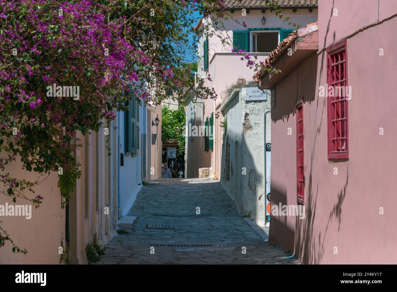 Il s'agit d'une rue colorée avec de vieilles maisons traditionnelles dans la région de Plaka, un endroit célèbre connu pour ses vieilles rues le 07 mai 2023 à Athènes, en Grèce Banque D'Images