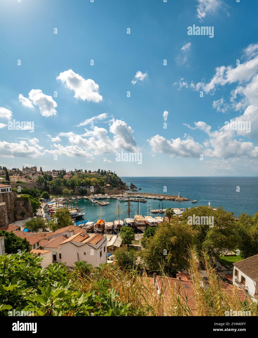 Vue sur la vieille ville d'Antalya Marina et bateaux d'excursion à Kaleici Banque D'Images