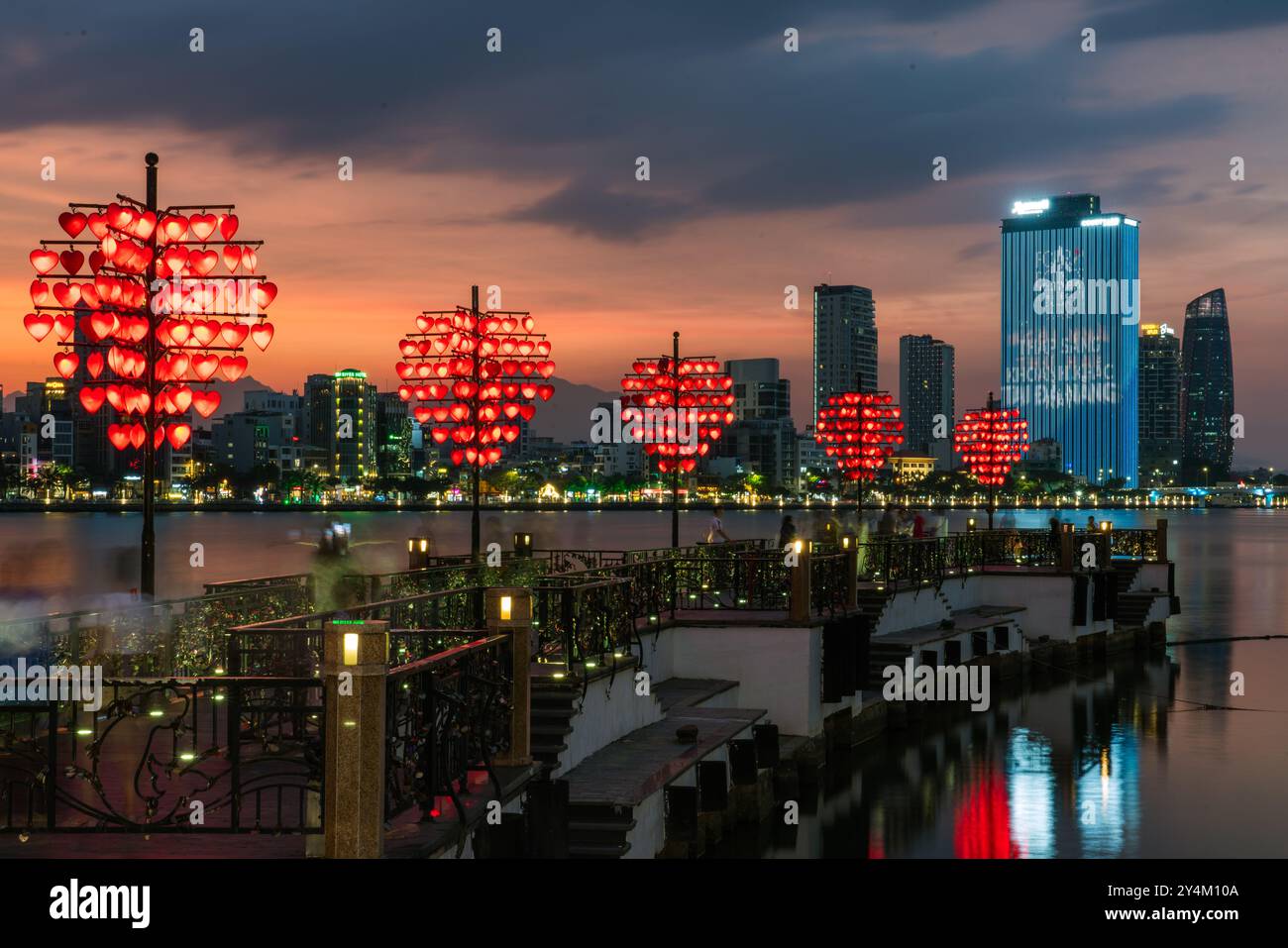 Il s'agit d'une vue en soirée du Love Lock Bridge, un monument célèbre le long de la rivière Han le 16 mai 2023 à Da Nang, Vietnam Banque D'Images
