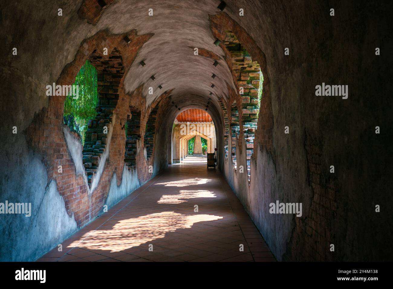 Il s'agit d'une vue d'une grotte dans le parc à thème Ba Na Hills, une destination touristique populaire le 18 mai. 2023 à Danang, Vietnam Banque D'Images