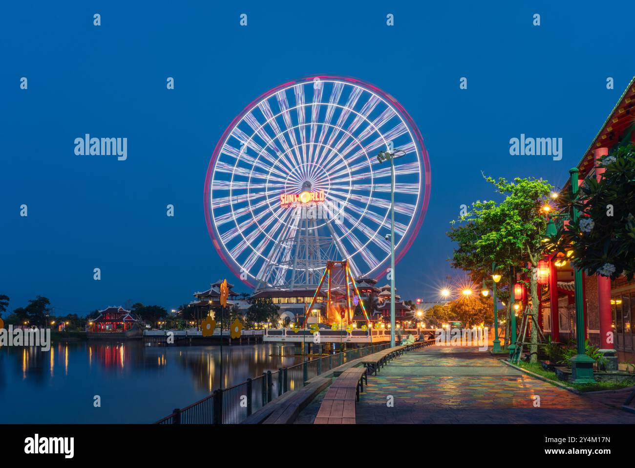 Il s'agit d'une vue de la roue solaire, un tour populaire au parc à thème Sun World Wonders le 23 mai 2023 à Da Nang, Vietnam Banque D'Images