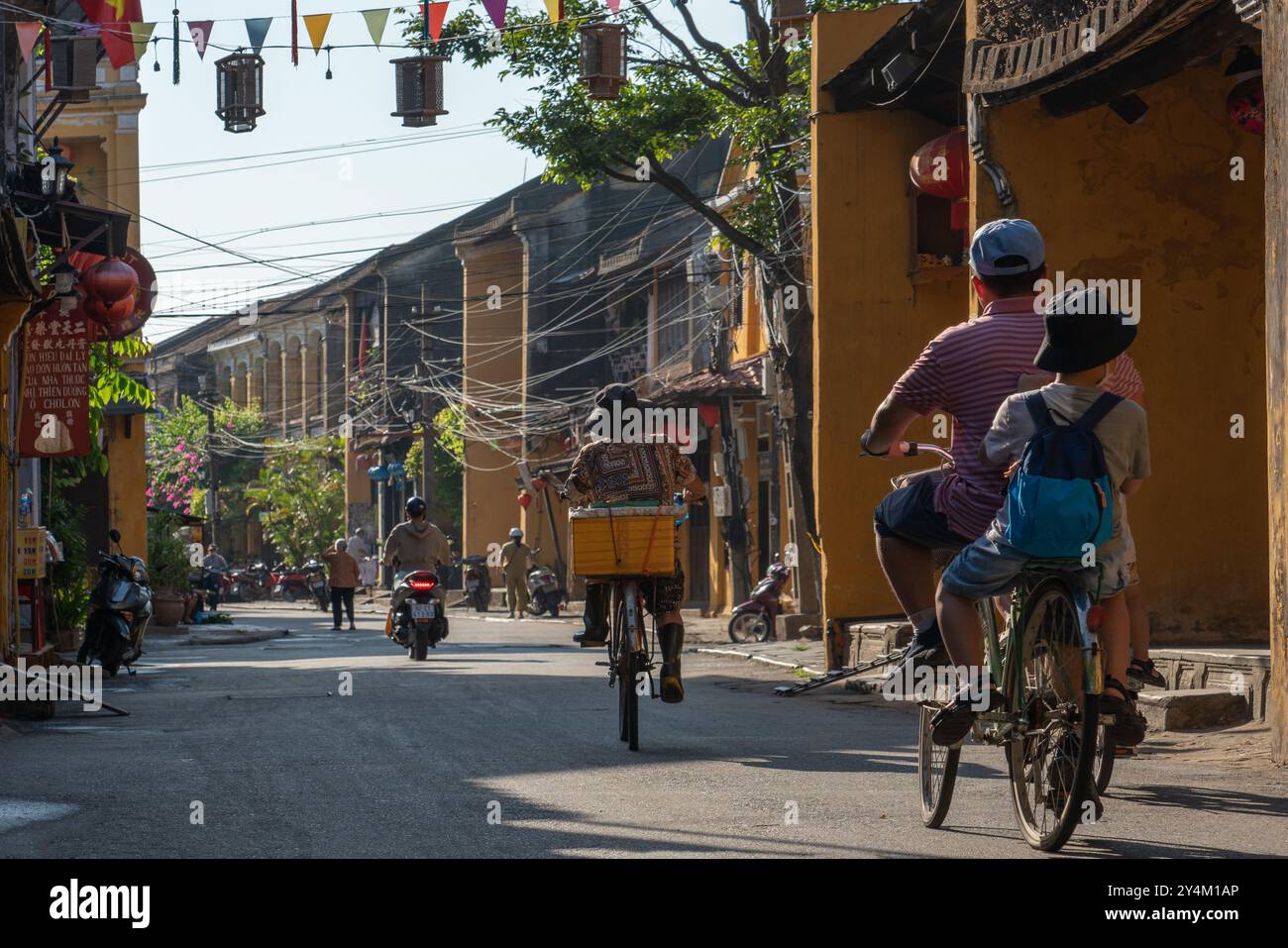 Il s'agit d'une rue traditionnelle avec des bâtiments historiques dans la zone centrale de la ville le 25 mai 2023 à Hoi an, Vietnam Banque D'Images