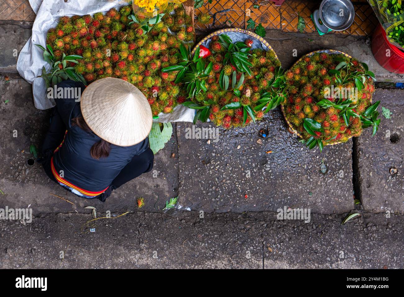 Ceci est une vue d'un vendeur de rue local vendant des fruits et légumes dans la zone du marché le 28 mai 2023 à Da Lat, Vietnam Banque D'Images