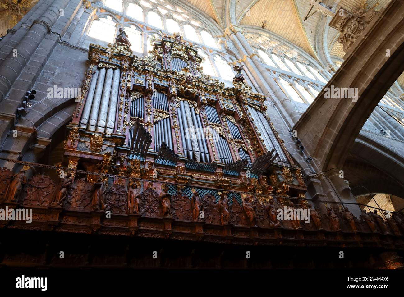 Avila, Castilla y Leon, Espagne- 18 août 2024 : magnifique orgue dans le chœur de la cathédrale de la ville d'Avila Banque D'Images