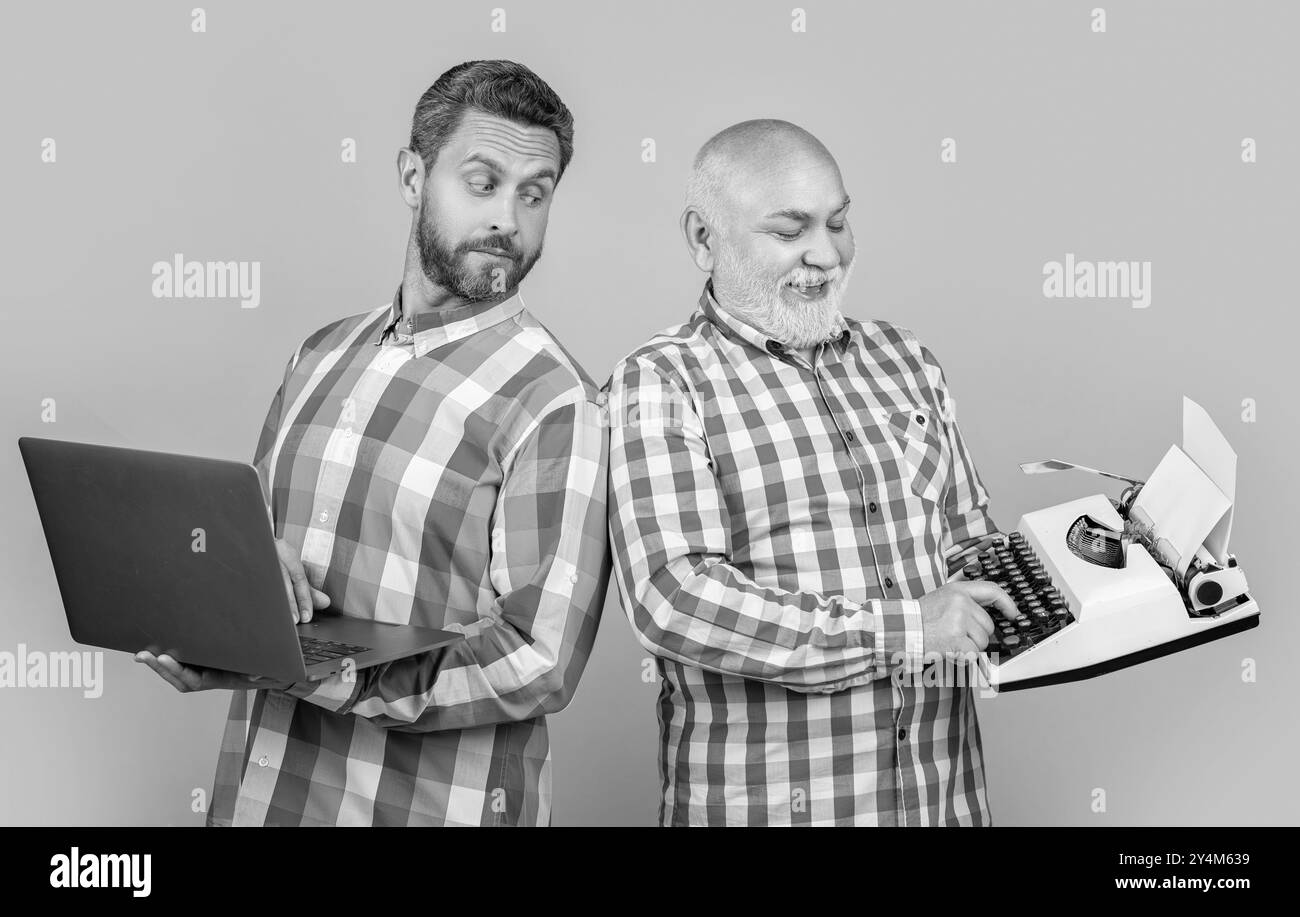 les hommes positifs montrent contre la nostalgie en arrière-plan. photo des hommes montrer contre nostalgie Banque D'Images