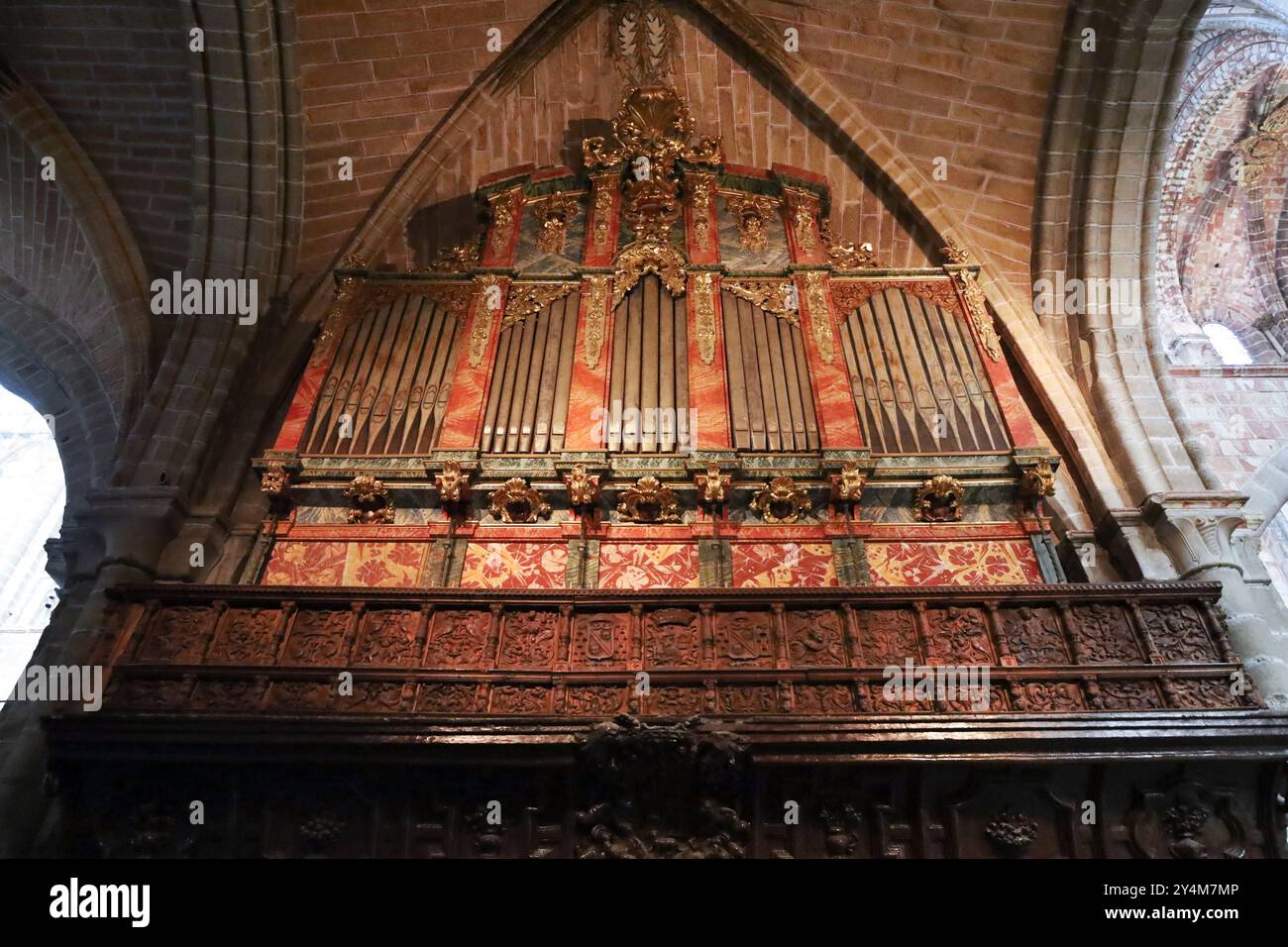 Avila, Castilla y Leon, Espagne- 18 août 2024 : magnifique orgue dans le chœur de la cathédrale de la ville d'Avila Banque D'Images