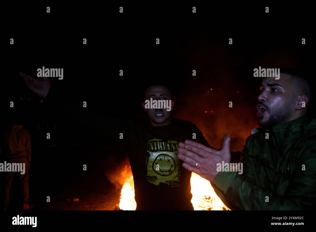 Gaza, Palestine. 24 février 2023. Les Palestiniens de Gaza organisent une manifestation de soutien au groupe militant Lions' Den basé en Cisjordanie. La nuit, les participants ont allumé des pneus, hissé des drapeaux palestiniens et porté des bandeaux portant l'emblème du Lions' Den. Les dernières marches et manifestations de soutien au groupe Lions' Den en Cisjordanie et à Gaza font suite à une incursion militaire israélienne meurtrière à Naplouse mercredi Banque D'Images