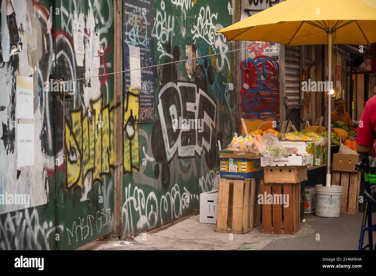 Marché de produits de rue Chinatown devant le mur d'art de rue graffiti Banque D'Images