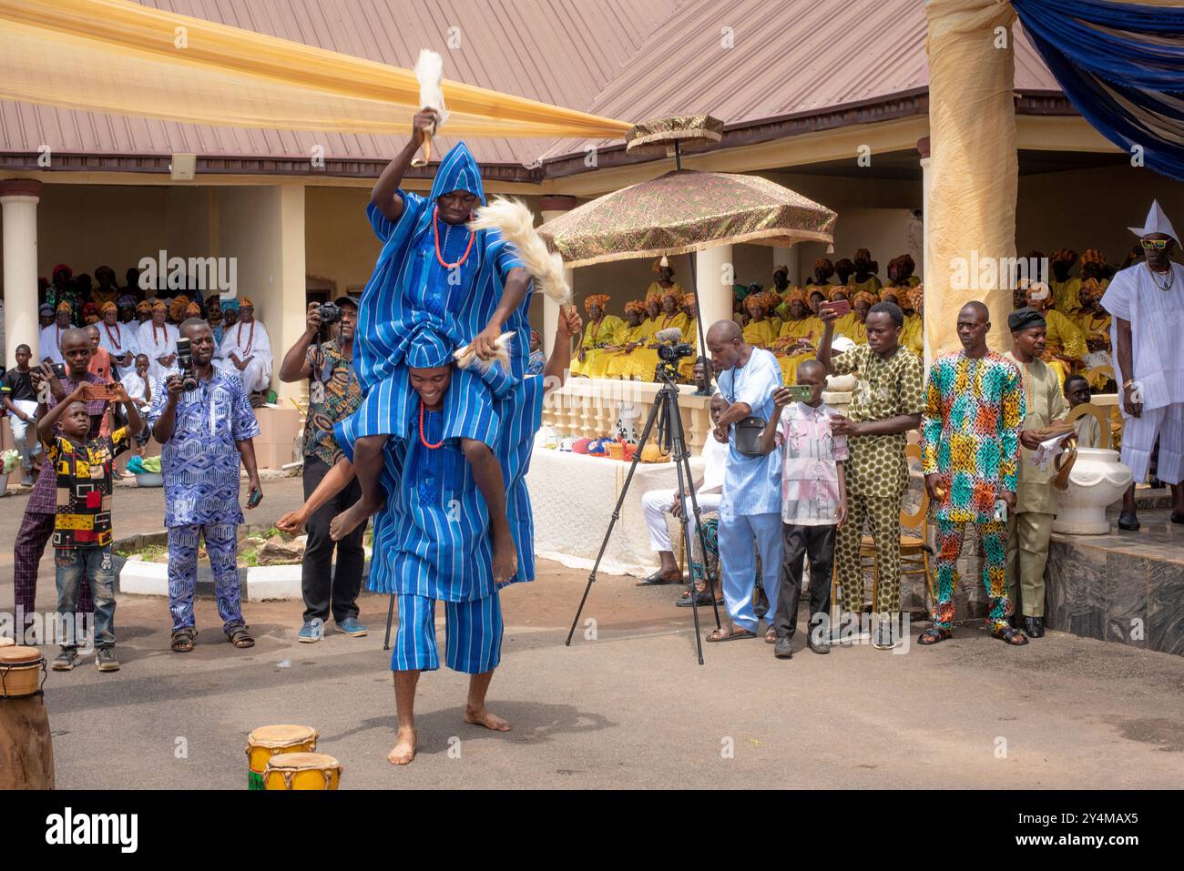 Un groupe de musique et de danse divertit l'Ogoga d'Ikere et ses invités pendant le festival annuel dynamique d'Odun Oba dans le Royaume d'Ikere, État d'Ekiti, Nigeria, 2024 Banque D'Images