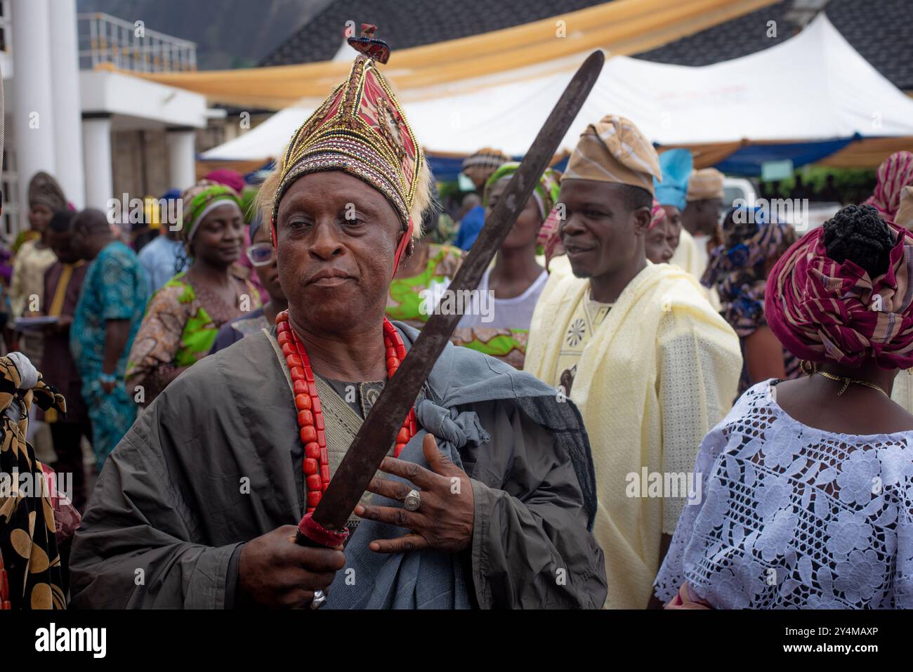 Chefs guerriers au palais dans une ambiance de célébration pendant le festival annuel palpitant Odun Oba dans le Royaume d'Ikere, État d'Ekiti, Nigeria 3 août 2024. Banque D'Images