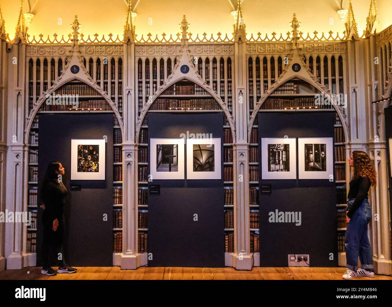 Strawberry Hill House Richmond upon Thames 19 Sep 2024 Hélène Binet L'une des plus grandes photographes du monde, exposant plus de 20 œuvres, prend pour inspiration le nouveau livre les maisons de campagne juives qui jette un nouvel éclairage sur une catégorie précédemment négligée de maisons de campagne possédées, rénovées et parfois construites par des Juifs et des individus d'origine juive. Strawberry Hill - 19 septembre 2024 - 8 janvier 2025.Paul Quezada-Neiman/Alamy Live News Credit : Paul Quezada-Neiman/Alamy Live News Banque D'Images