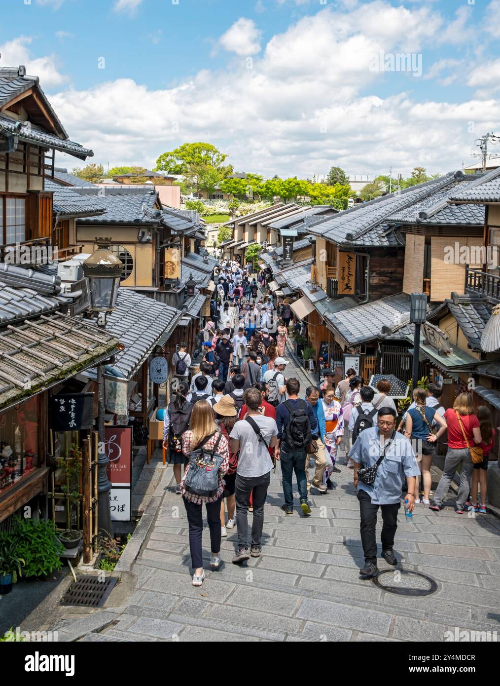 Ancienne Ninenzaka, ou Ninen-zaka, rue piétonne pavée de pierre, Kyoto, Japon Banque D'Images