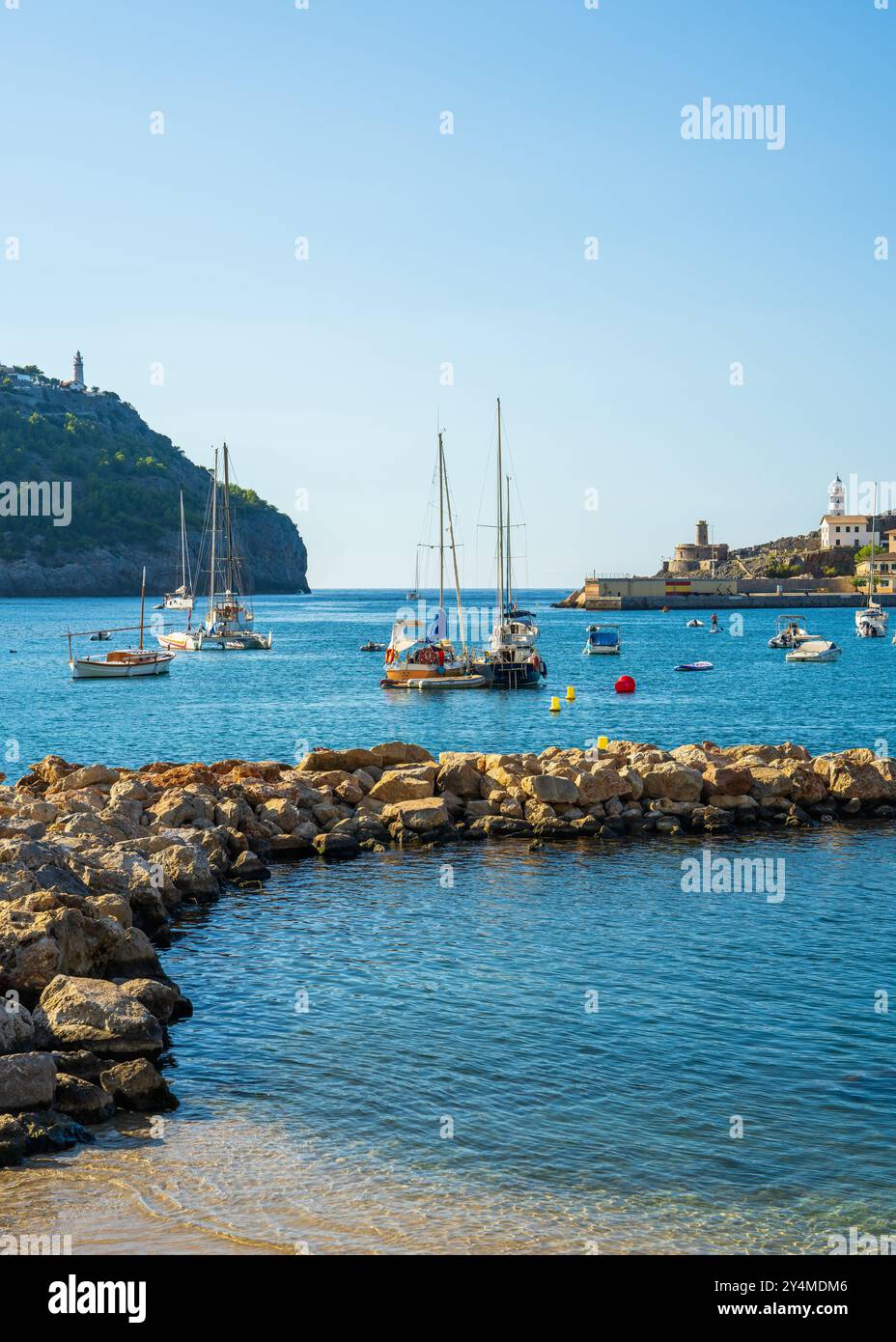 Journée ensoleillée à la belle marina de Port de Soller entourée par les montagnes de Tramontana, Majorque, Îles Baléares, Espagne. Banque D'Images