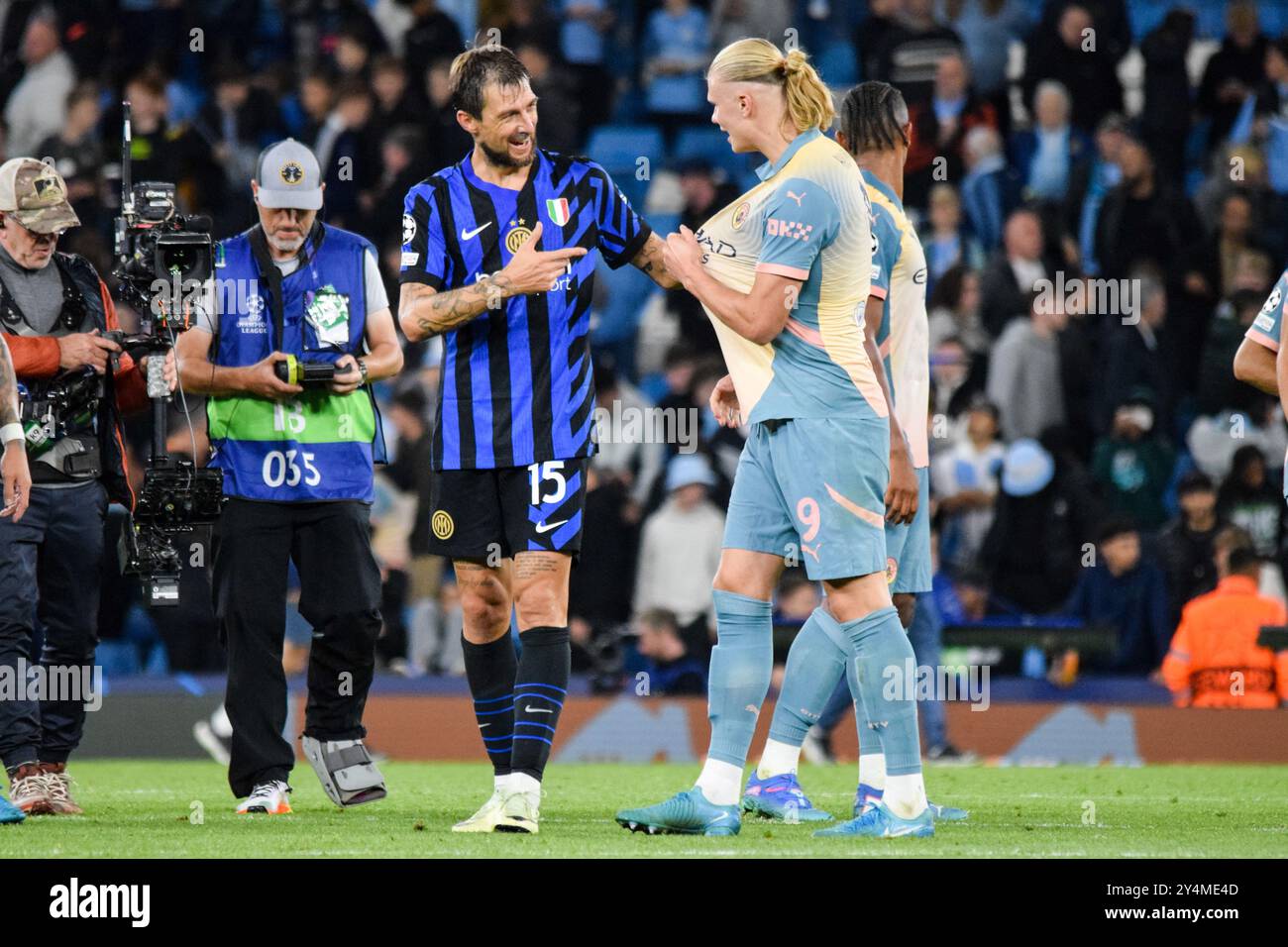 Manchester, Royaume-Uni. 18 septembre 2024. L'attaquant Erling Haaland (9 ans) et le défenseur de l'Inter Milan Francesco Acerbi (15 ans) après le match Manchester City FC contre Inter Milan UEFA Champions League Round 1 au stade Etihad, Manchester, Angleterre, Royaume-Uni le 18 septembre 2024 Credit : Every second Media/Alamy Live News Banque D'Images