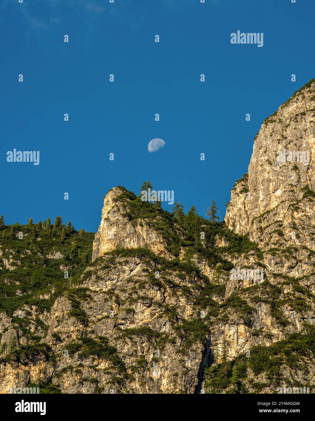 Grande lune dans le ciel bleu. Beau paysage des Alpes Dolomites. Montagne. Banque D'Images