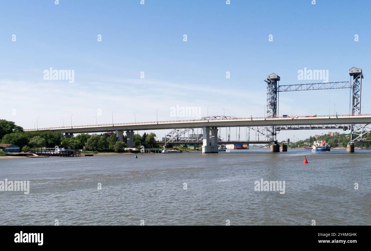 Le bateau flotte sous un pont-levis à Rostov-sur-Don Banque D'Images