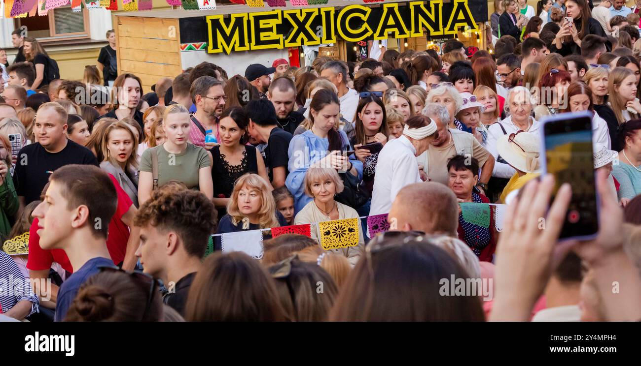 10 septembre 2024, Biélorussie, Minsk. Beaucoup de gens, une foule à un jour férié, une affiche avec l'inscription Mexique Banque D'Images