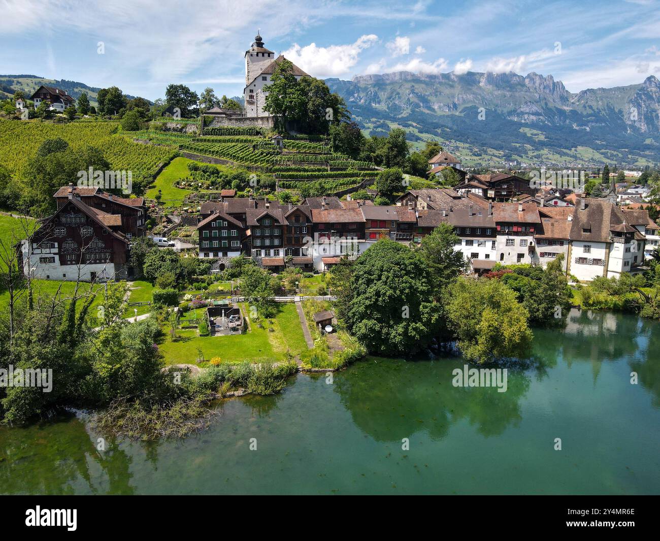 Werdenberg, Suisse - 14 juillet 2024 : vue d'un drone dans le village de Werdenberg en Suisse Banque D'Images