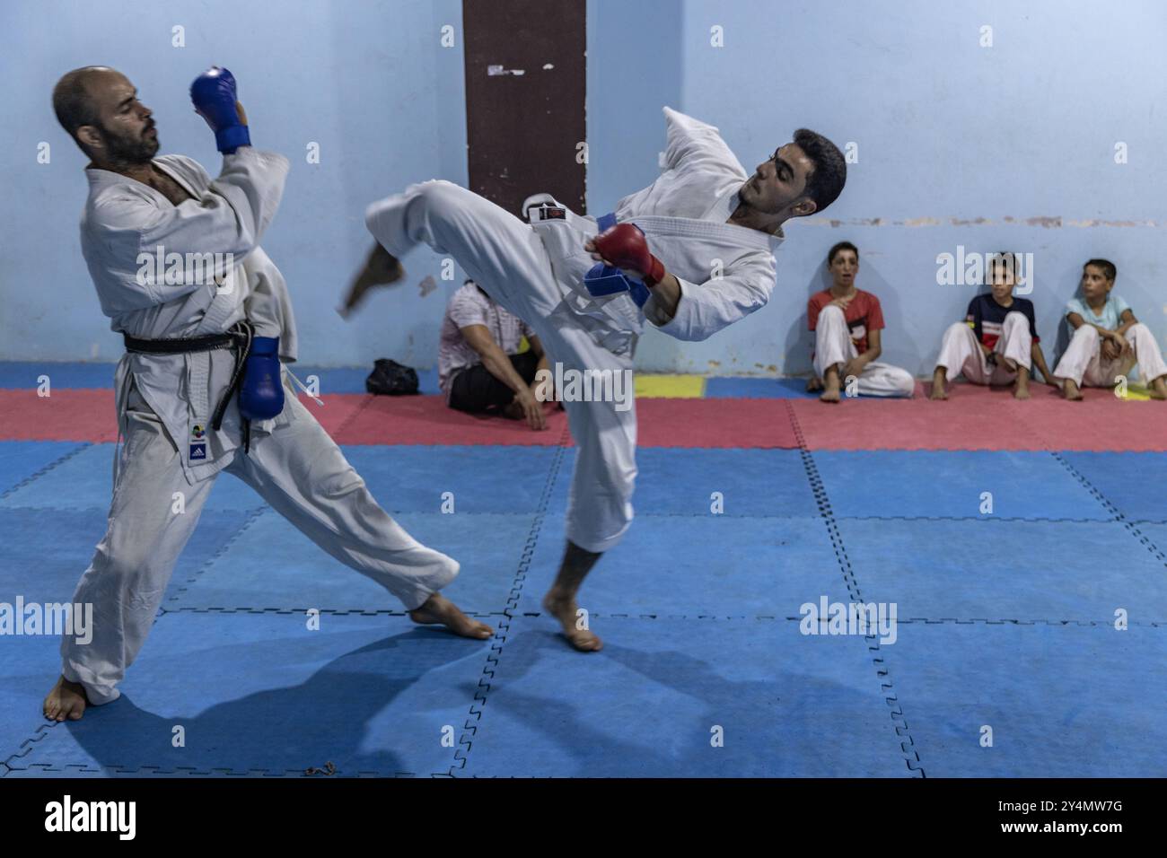 10 septembre 2024, Syrie, Idlib : une photo mise à disposition le 19 septembre 2024 montre Ismail Al-Shmaly (R) lors d’une séance d’entraînement de karaté. L’homme de 16 ans, déplacé d’Alep, a perdu sa main droite lors d’une frappe aérienne syrienne en 2015. Il a commencé à pratiquer le karaté à l'âge de 10 ans pour contester sa blessure de guerre et est depuis devenu l'un des joueurs de karaté les plus en vue dans le nord de la Syrie. Photo : Anas Alkharboutli/dpa Banque D'Images