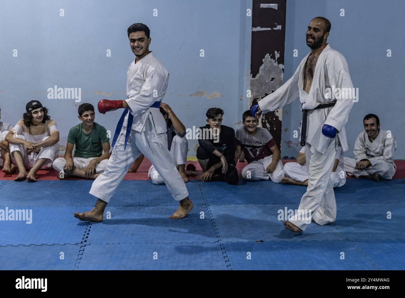 10 septembre 2024, Syrie, Idlib : une photo mise à disposition le 19 septembre 2024 montre Ismail Al-Shmaly (l) lors d’une séance d’entraînement de karaté. L’homme de 16 ans, déplacé d’Alep, a perdu sa main droite lors d’une frappe aérienne syrienne en 2015. Il a commencé à pratiquer le karaté à l'âge de 10 ans pour contester sa blessure de guerre et est depuis devenu l'un des joueurs de karaté les plus en vue dans le nord de la Syrie. Photo : Anas Alkharboutli/dpa Banque D'Images