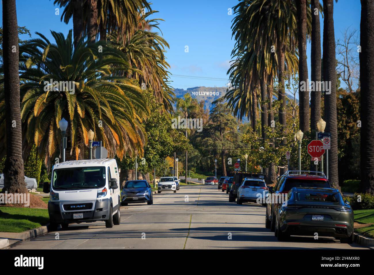 Los Angeles, États-Unis - 1er avril 2024 : vue panoramique du célèbre panneau Hollywood à travers les palmiers contre le ciel bleu Banque D'Images