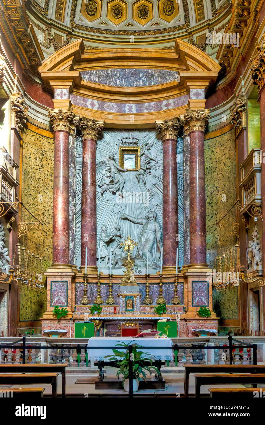 Le maître-autel orné de Chiesa di San Pantaleo e San Giuseppe Calasanzio à Rome, Italie, Banque D'Images