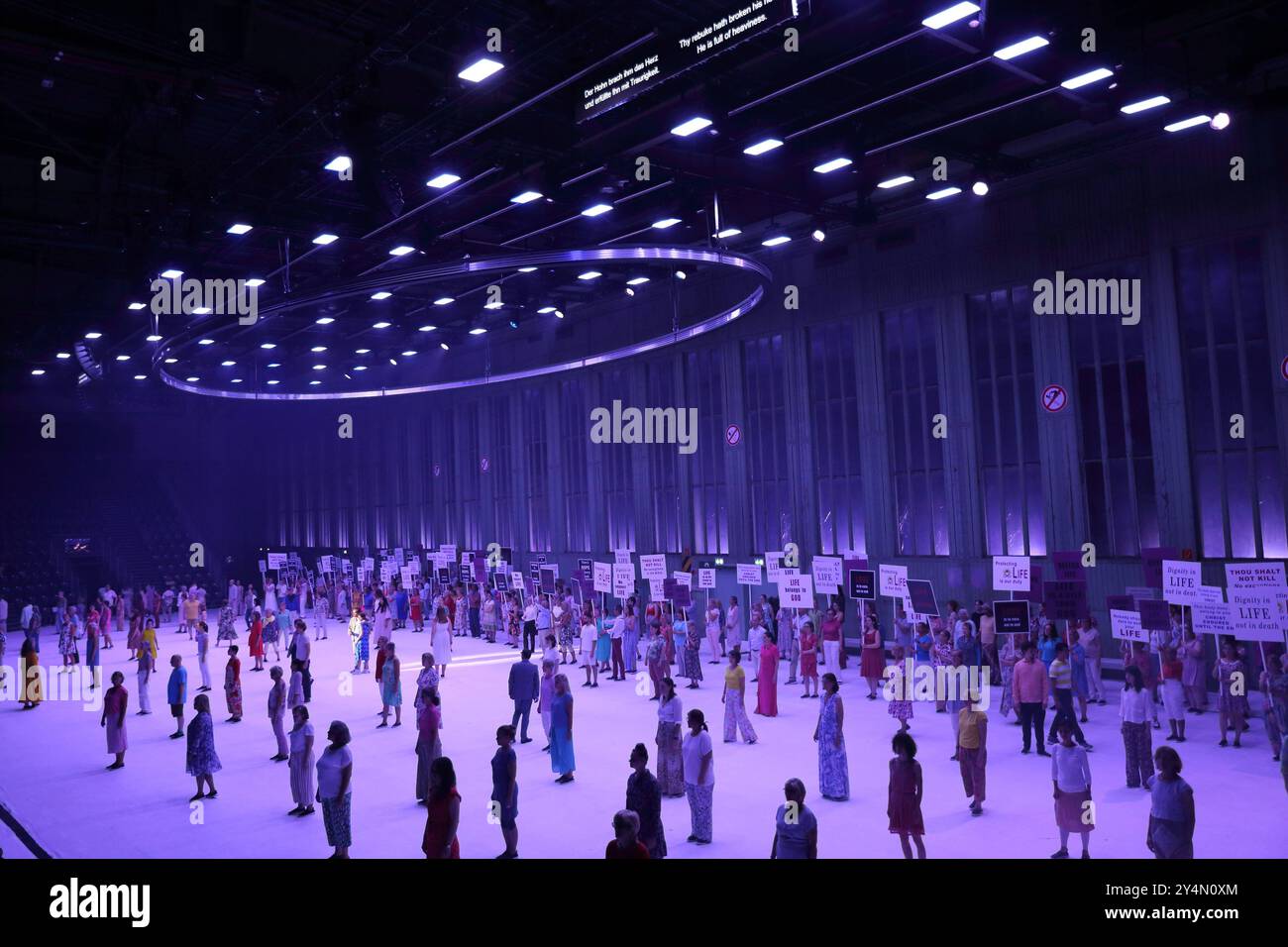 Ensemble während der Fotoprobe für die Inszenierung des Messias in der Komischen Oper im Hangar 4 des Flughafen Tempelhof à Berlin, 18. Septembre 2024. // Oratorium in drei Teilen von Georg Friedrich Händel. Musikalische Leitung George Petrou. Inszenierung Damiano Michieletto. Bühne Paolo Fantin. Kostüme Klaus bruns. Premiere ist AM 21. Septembre 2024. Komische Oper Berlin Flughafen Tempelhof Messias *** ensemble lors de la répétition photographique pour la production du Messie au Komische Oper dans le hangar 4 de l'aéroport Tempelhof de Berlin, 18 septembre 2024 Oratorio en trois parties de George Frideri Banque D'Images