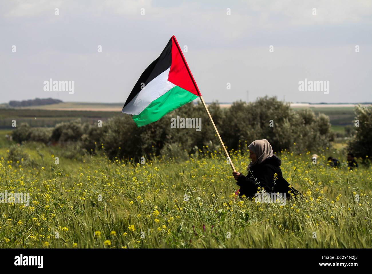 Gaza, Palestine. 30 mars 2023. Les Palestiniens assistent à un festival marquant le 47e anniversaire de la Journée de la Terre dans la région de Malika, à l’est de la ville de Gaza. Les Palestiniens ont agité leur drapeau national et hissé des banderoles affirmant leurs droits sur les terres de leurs grands-pères saisies par Israël. L'événement était organisé par la coalition palestinienne des forces nationales et islamiques. La Journée de la terre est une journée annuelle de commémoration des six Palestiniens qui sont morts et des centaines de blessés alors qu'ils s'opposaient au plan israélien de confisquer de vastes zones de terres palestiniennes en 1976 Banque D'Images