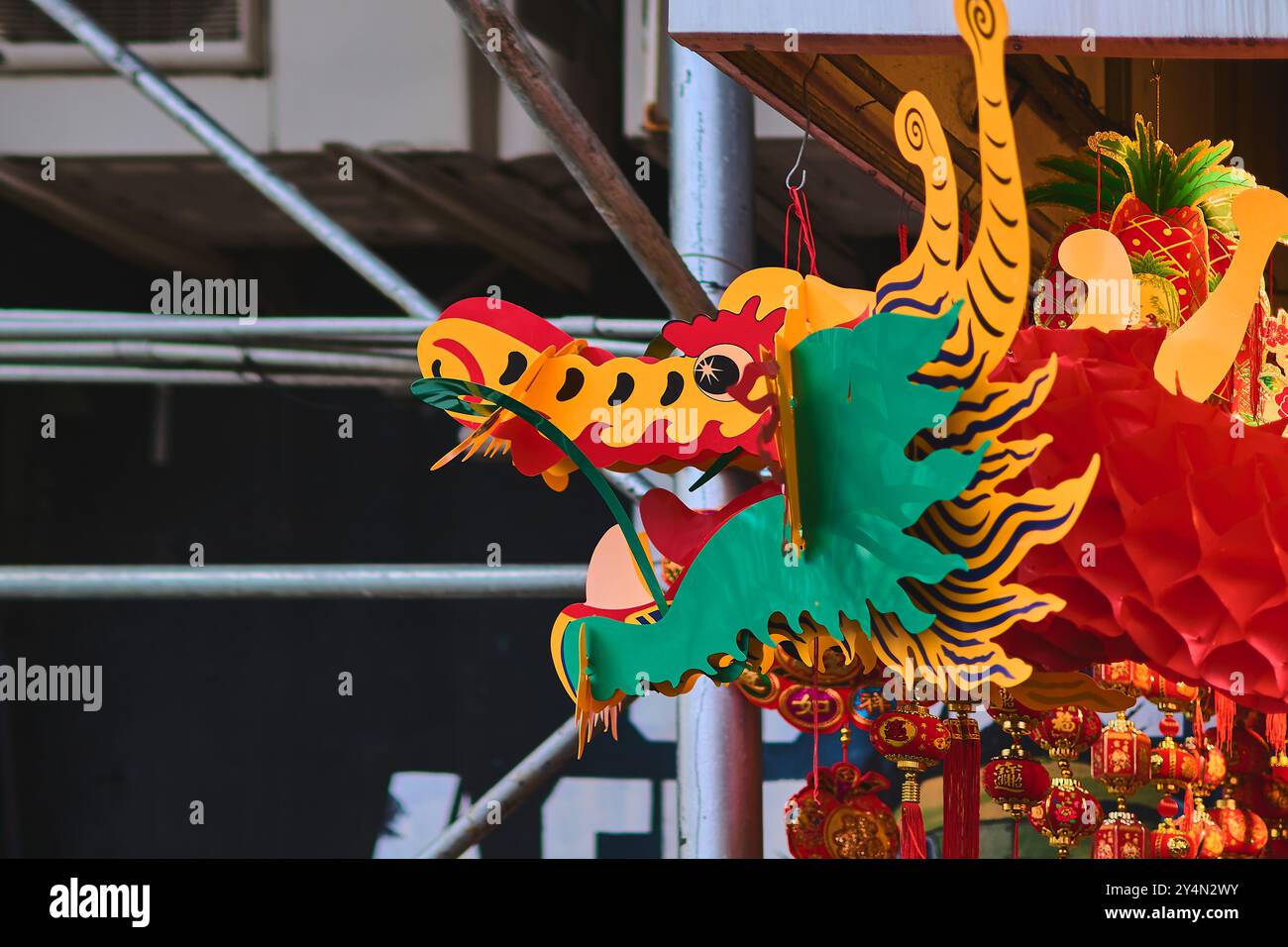 L'essence des festivités traditionnelles capturée dans les teintes vives et le design élaboré d'un dragon symbolique Banque D'Images