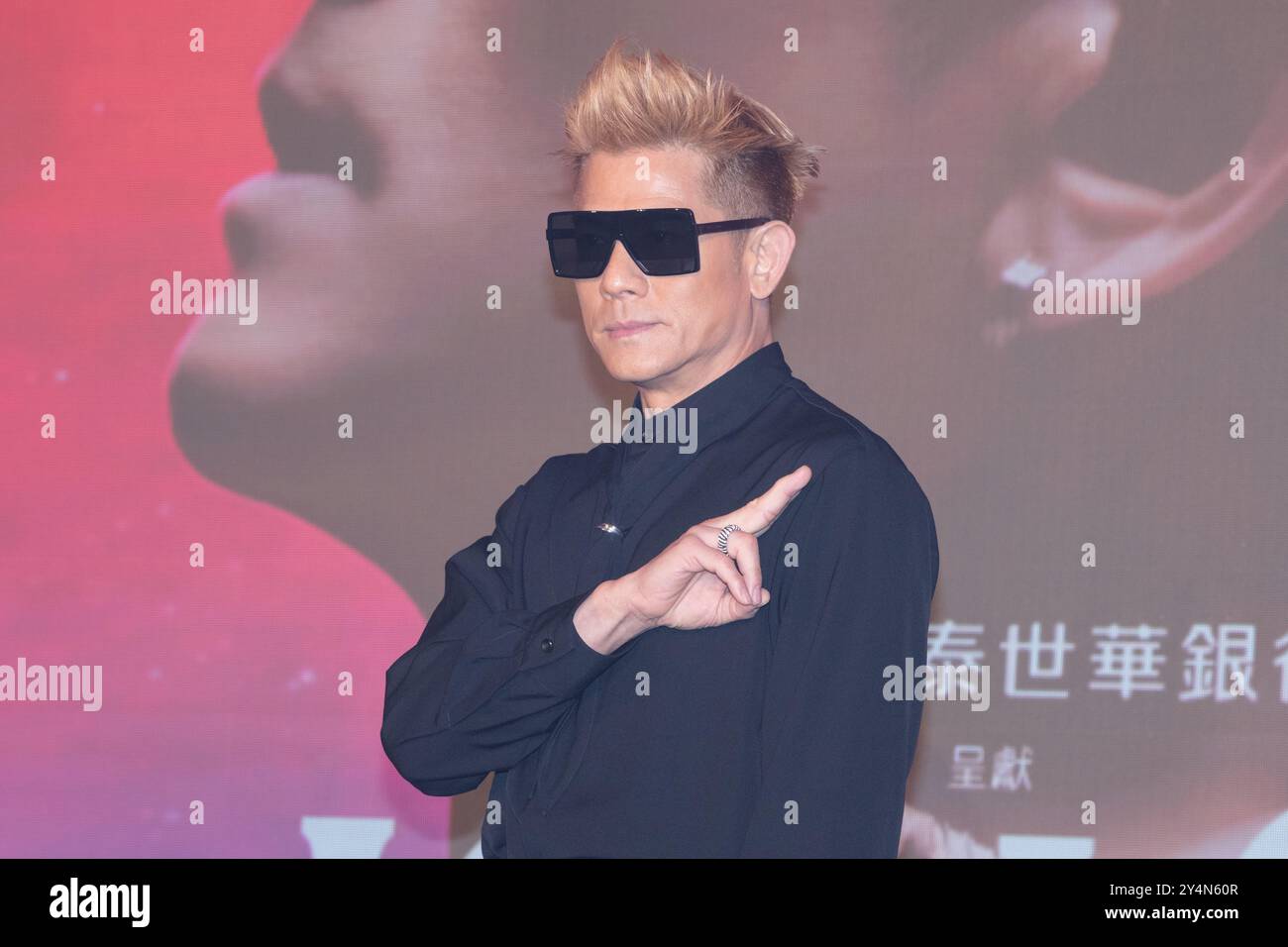 Aaron Kwok de la chanteuse de Hong Kong pose pour promouvoir le concert "ICONIC" lors d'une conférence de presse à Taipei le 19 septembre 2024. Banque D'Images