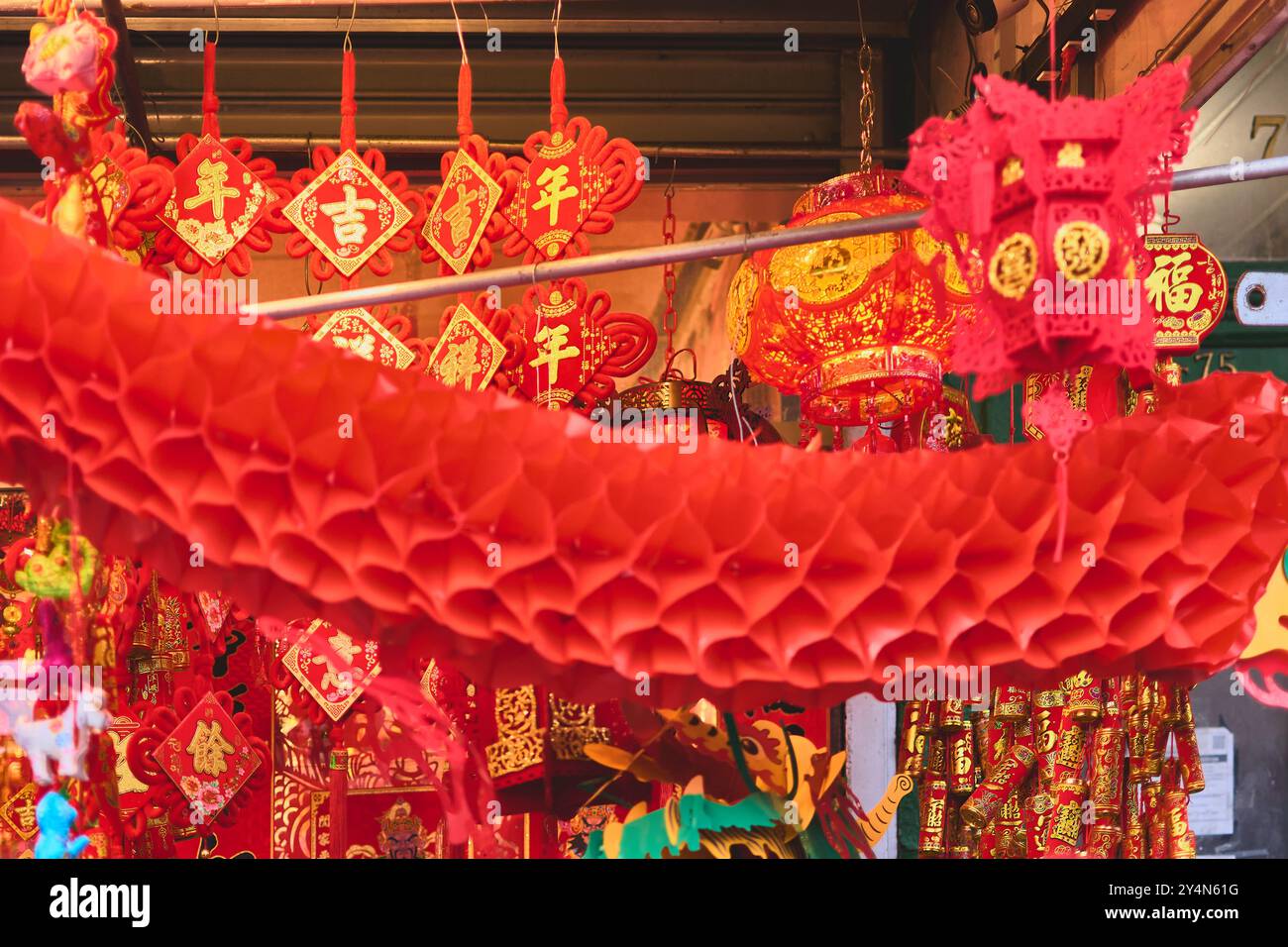 L'essence d'un festival culturel capturé à travers des ornements traditionnels vibrants. Banque D'Images
