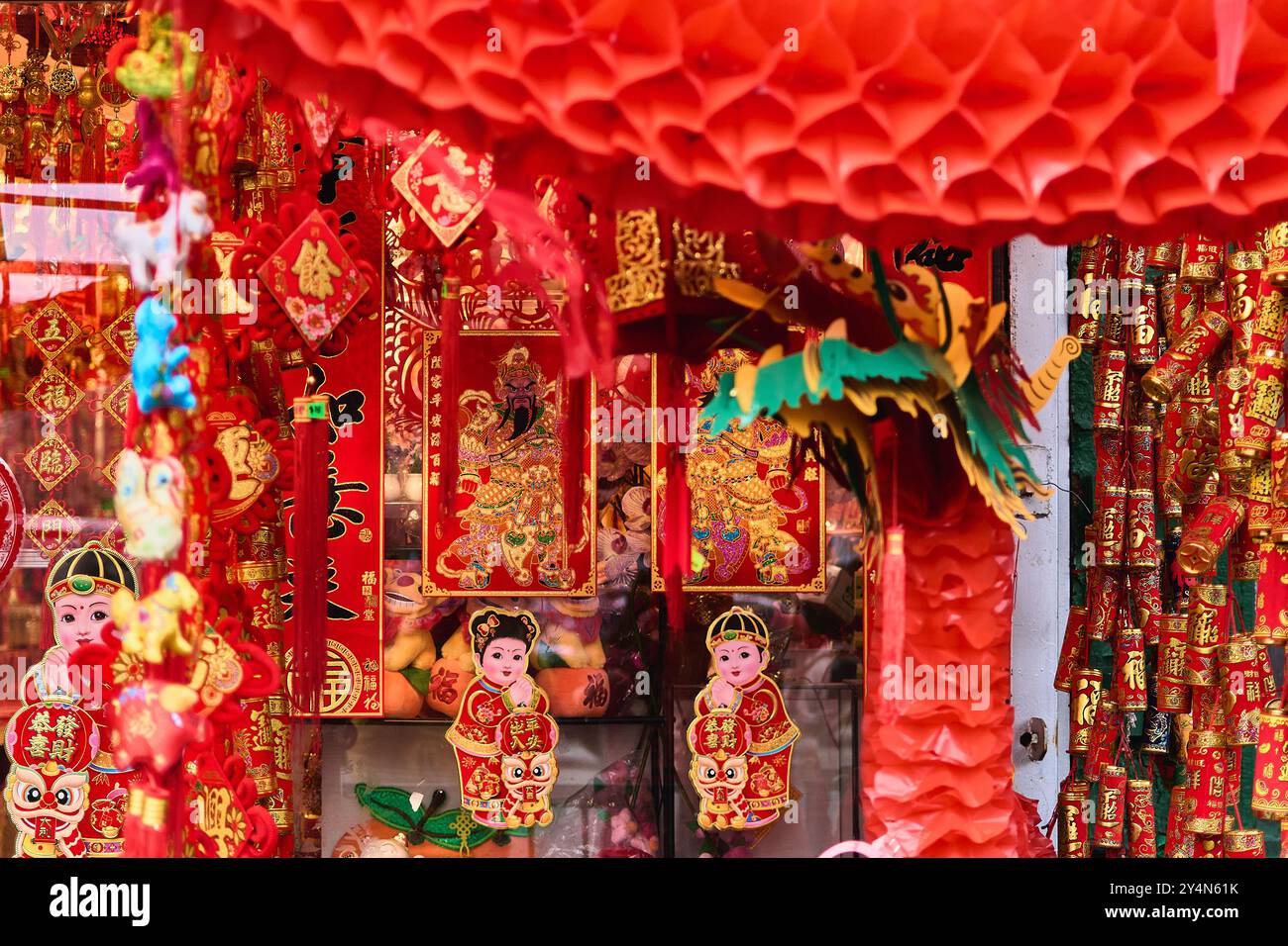 Une collection de décorations chinoises traditionnelles magnifiquement exposées pour apporter bonne fortune et joie. Banque D'Images